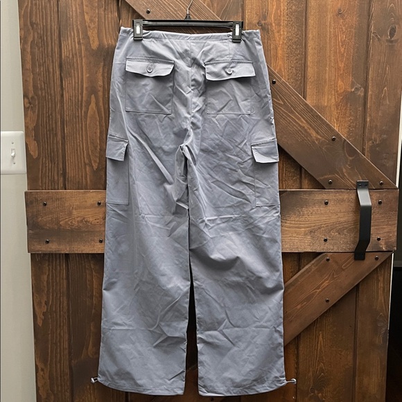 NWOT - Women’s Gray Cargo Pants Size: SM Waist 15 1/2” and Inseam: 28 1/2” - Picture 5 of 5